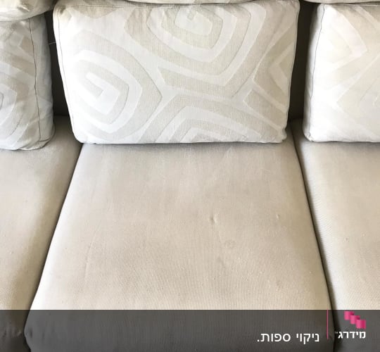 כריות ספה בהירות עם דוגמאות גיאומטריות
